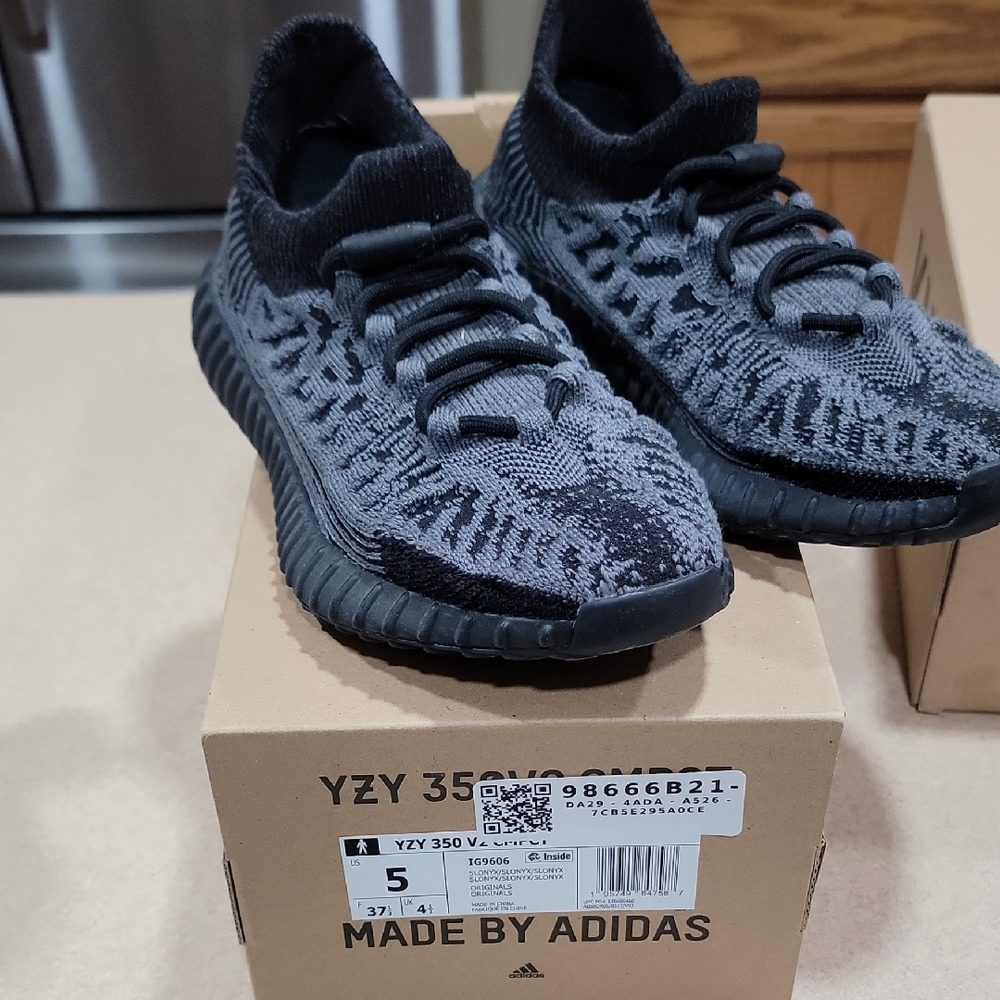 adidas Women Or Mens Black & Gray Knit Sneaker